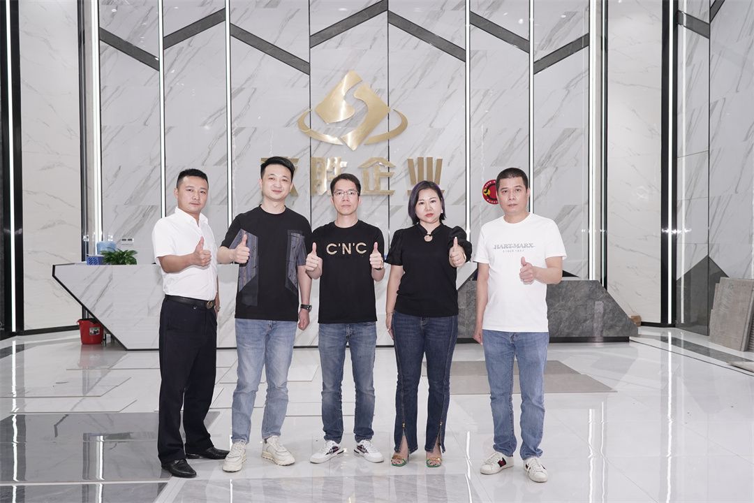 從左到右：億方國際品牌總經理 楊一龍，致勝企業 營銷總經理 栗一鳴，致勝企業董事 林志波，致勝陶瓷品牌總經理 譚莉，衡大陶瓷品牌總經理 羅寶鈿.jpg